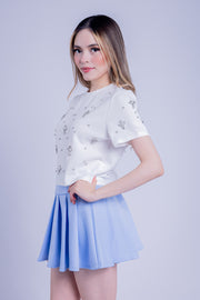 Blusa corta blanca con decoracion