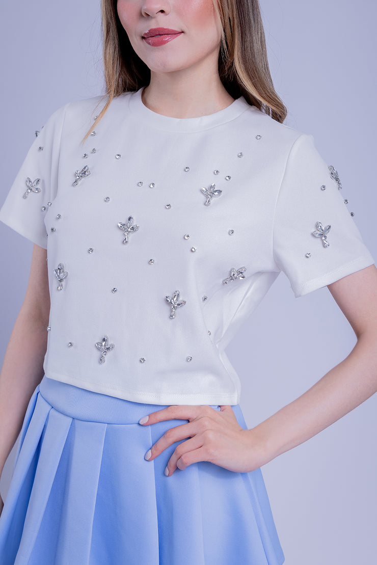 Blusa corta blanca con decoracion