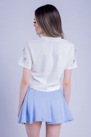 Blusa corta blanca con decoracion