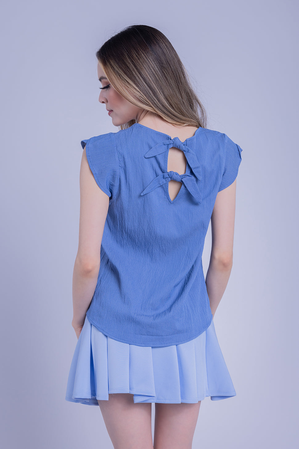 Blusa azul con detalle de olanes