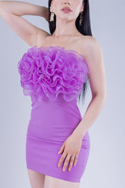Vestido lila con detalle de flor en pecho