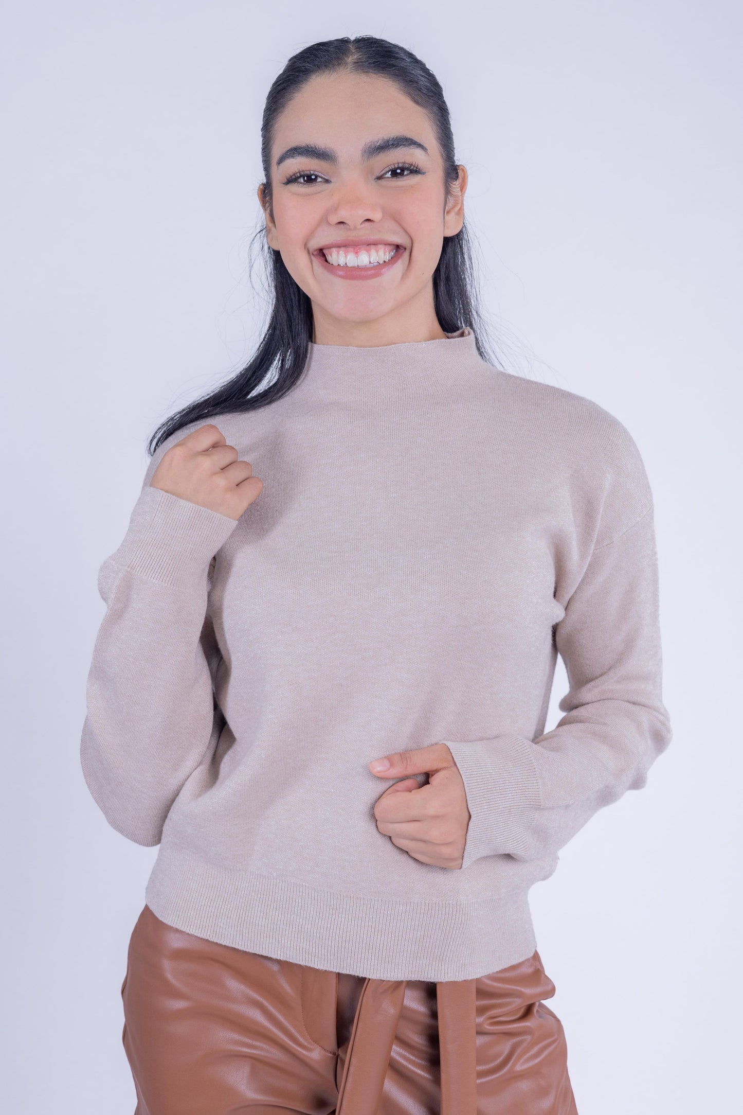 Blusa beige cuello alto