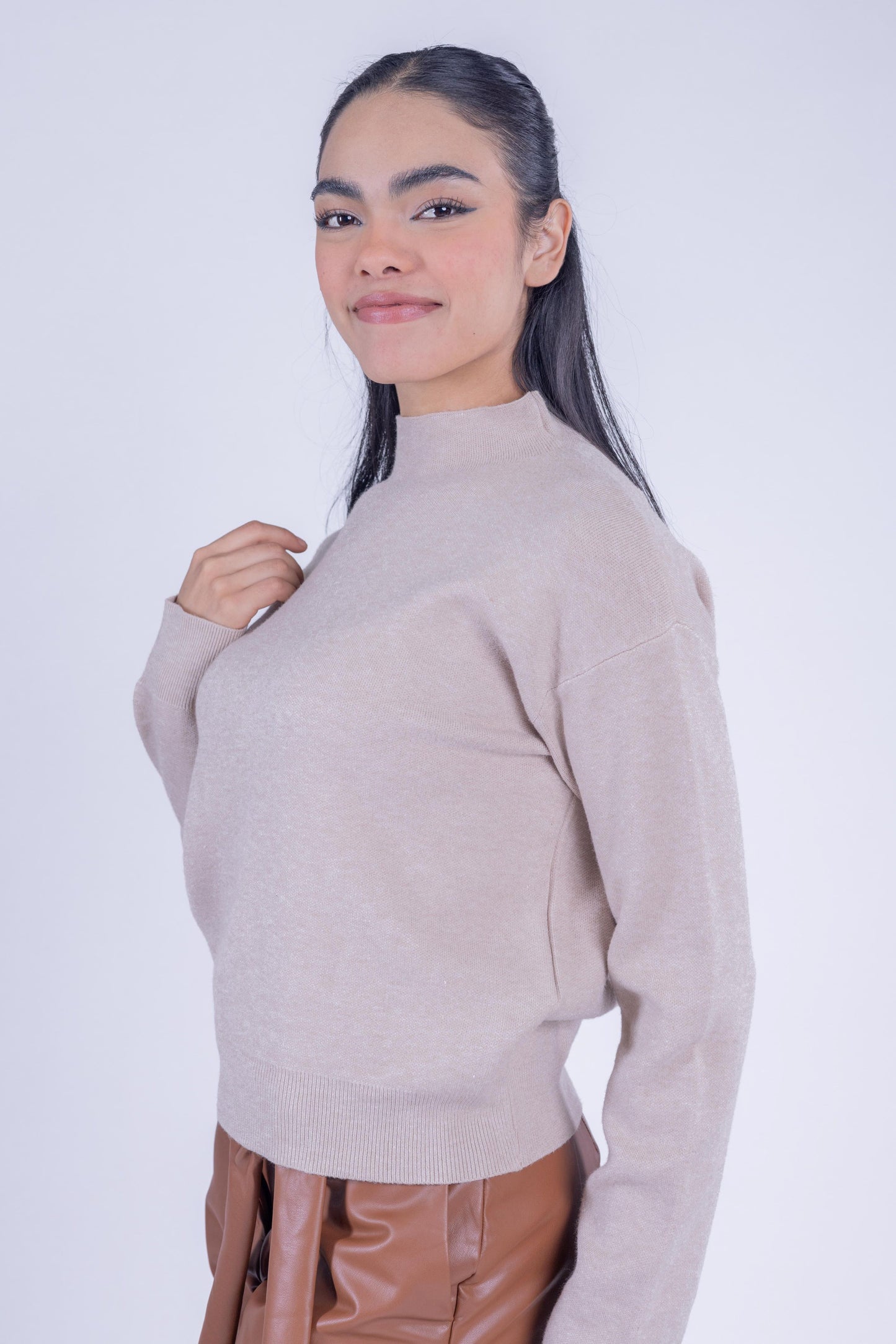 Blusa beige cuello alto