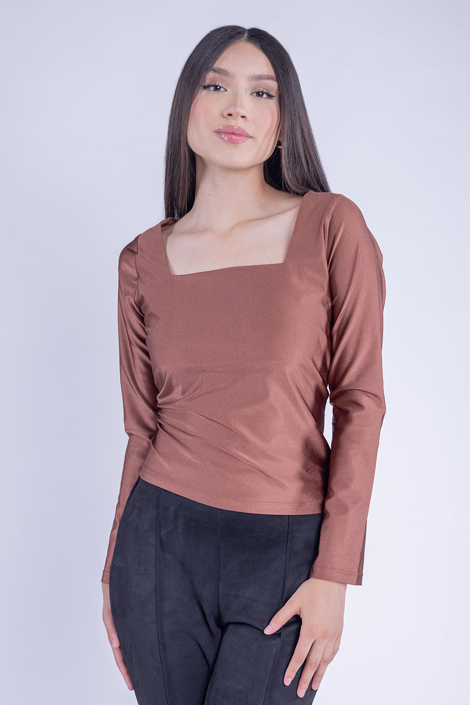 Blusa satinada con escote cuadrado