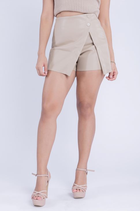 Short falda beige de  vinipiel