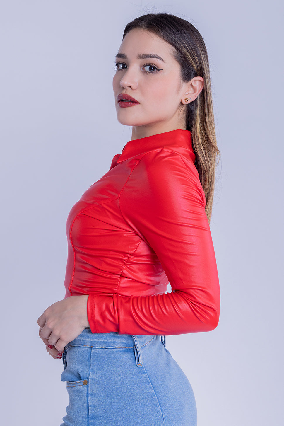 Blusa roja de vinil