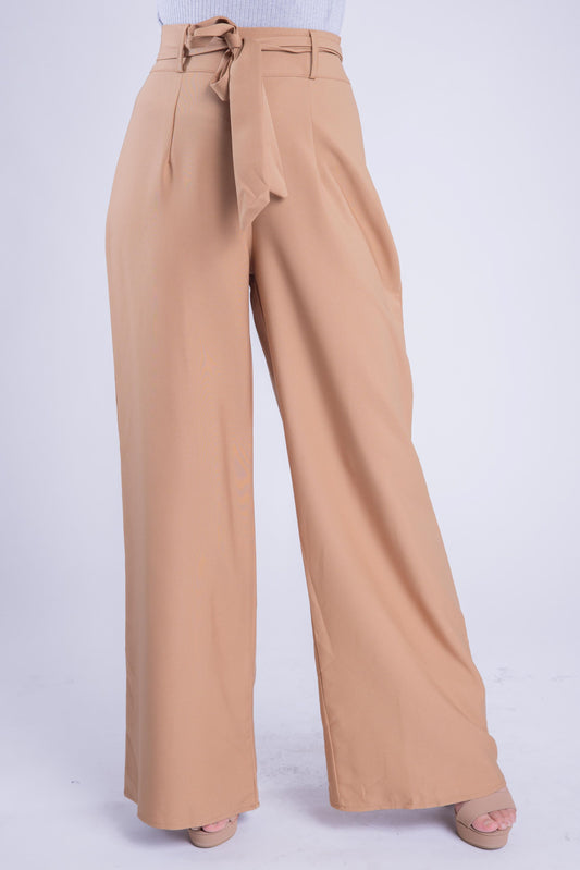 Pantalón beige con cinturón