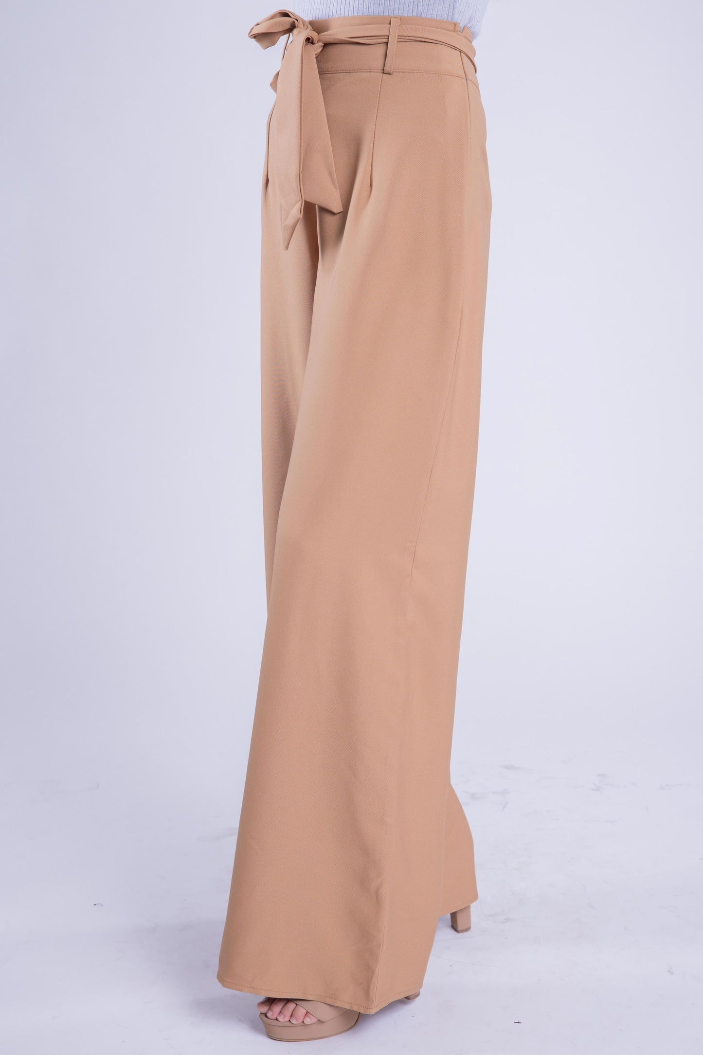 Pantalón beige con cinturón