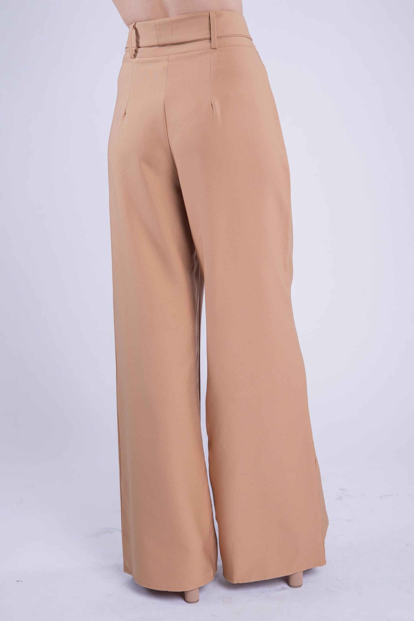 Pantalón beige con cinturón