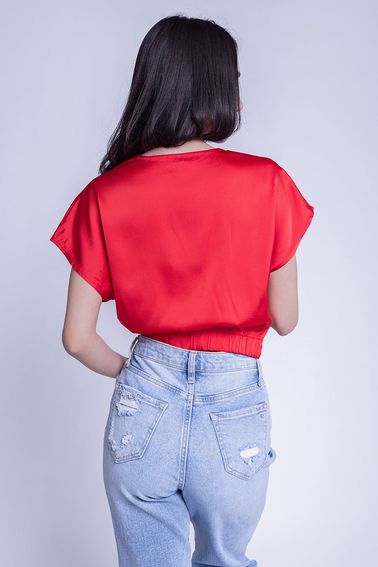 Crop top satinado con cruce