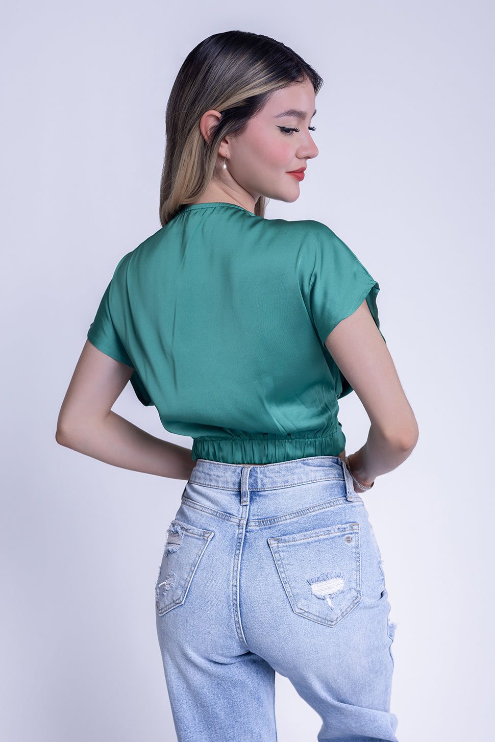 Crop top satinado con cruce