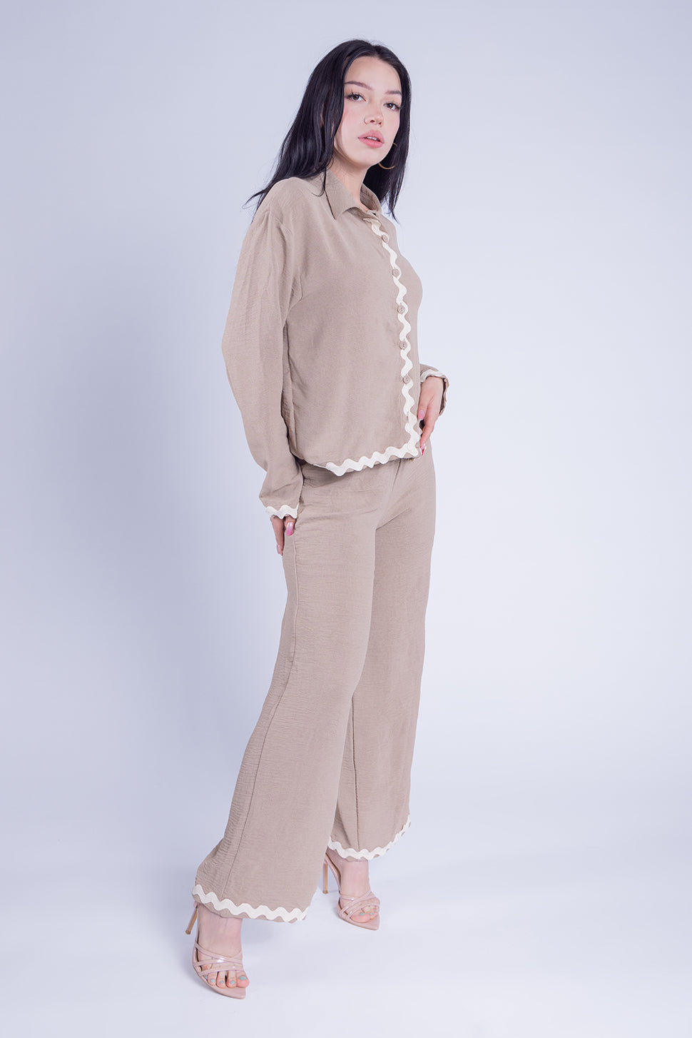 Conjunto beige de blusa abotonada y pantalón recto