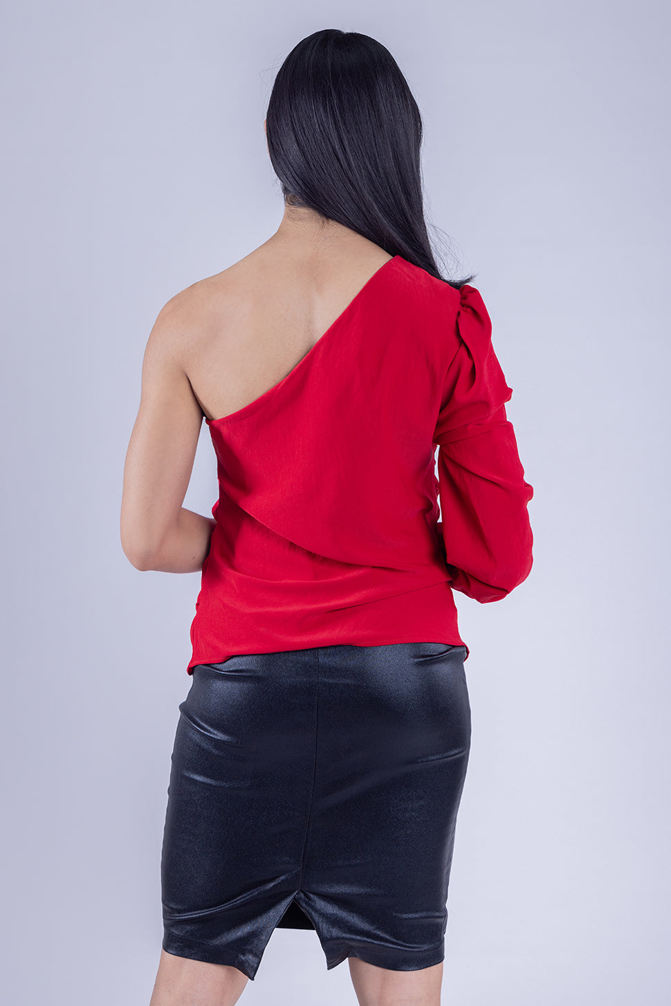 Blusa roja hombro descubierto