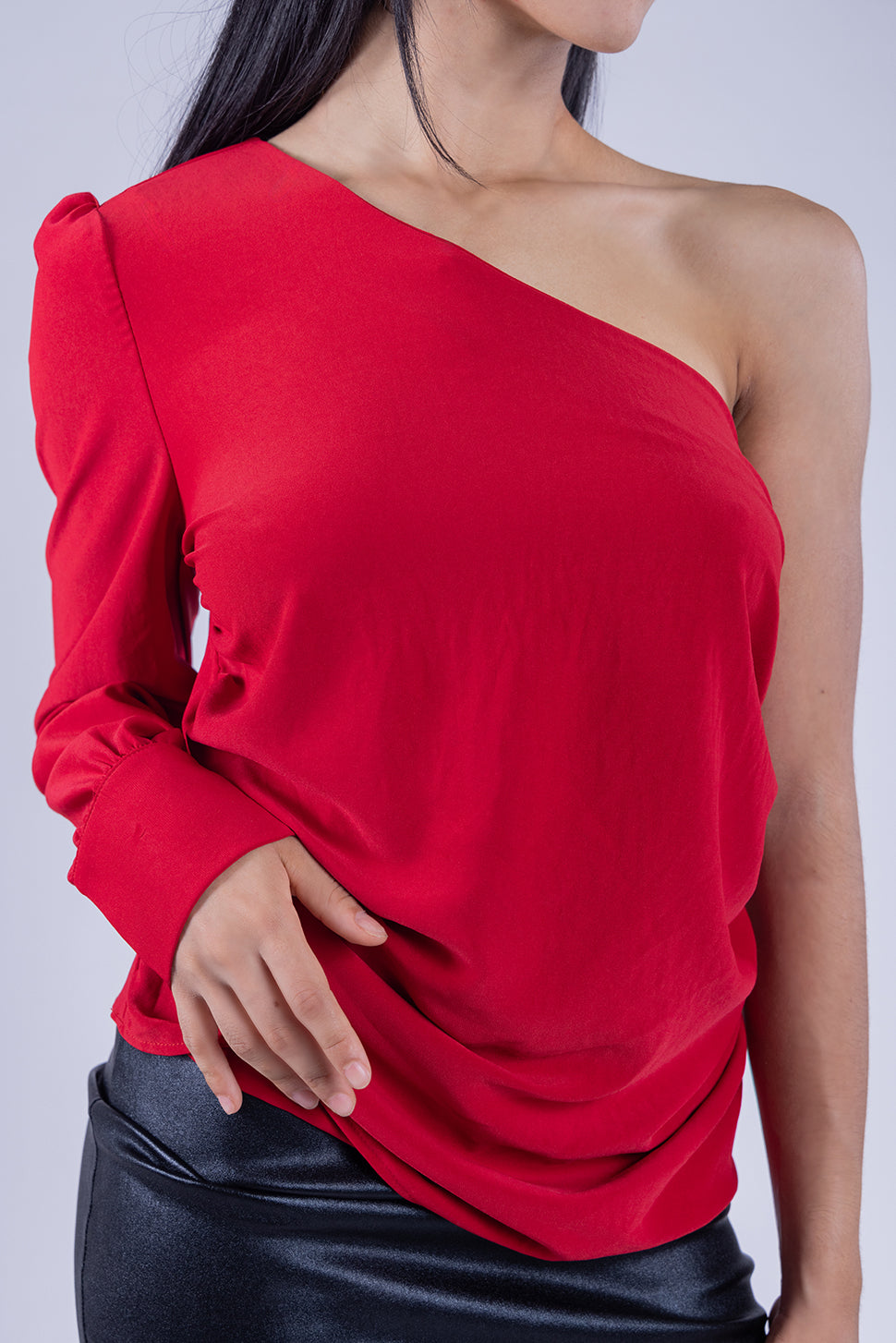 Blusa roja hombro descubierto