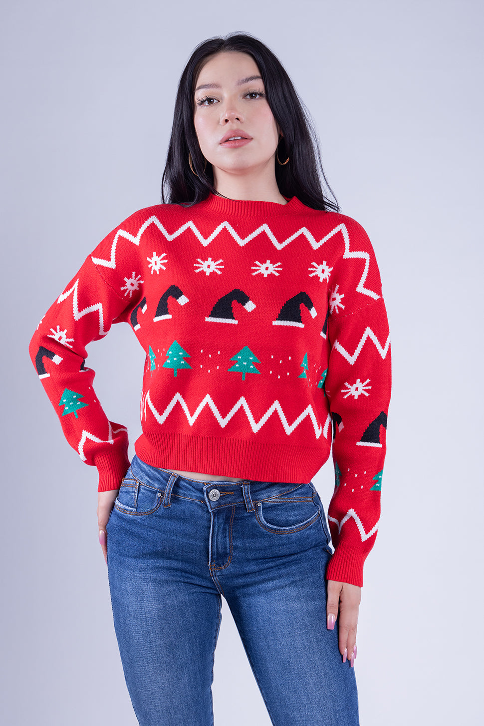 Suéter rojo con estampado de gorritos navideños