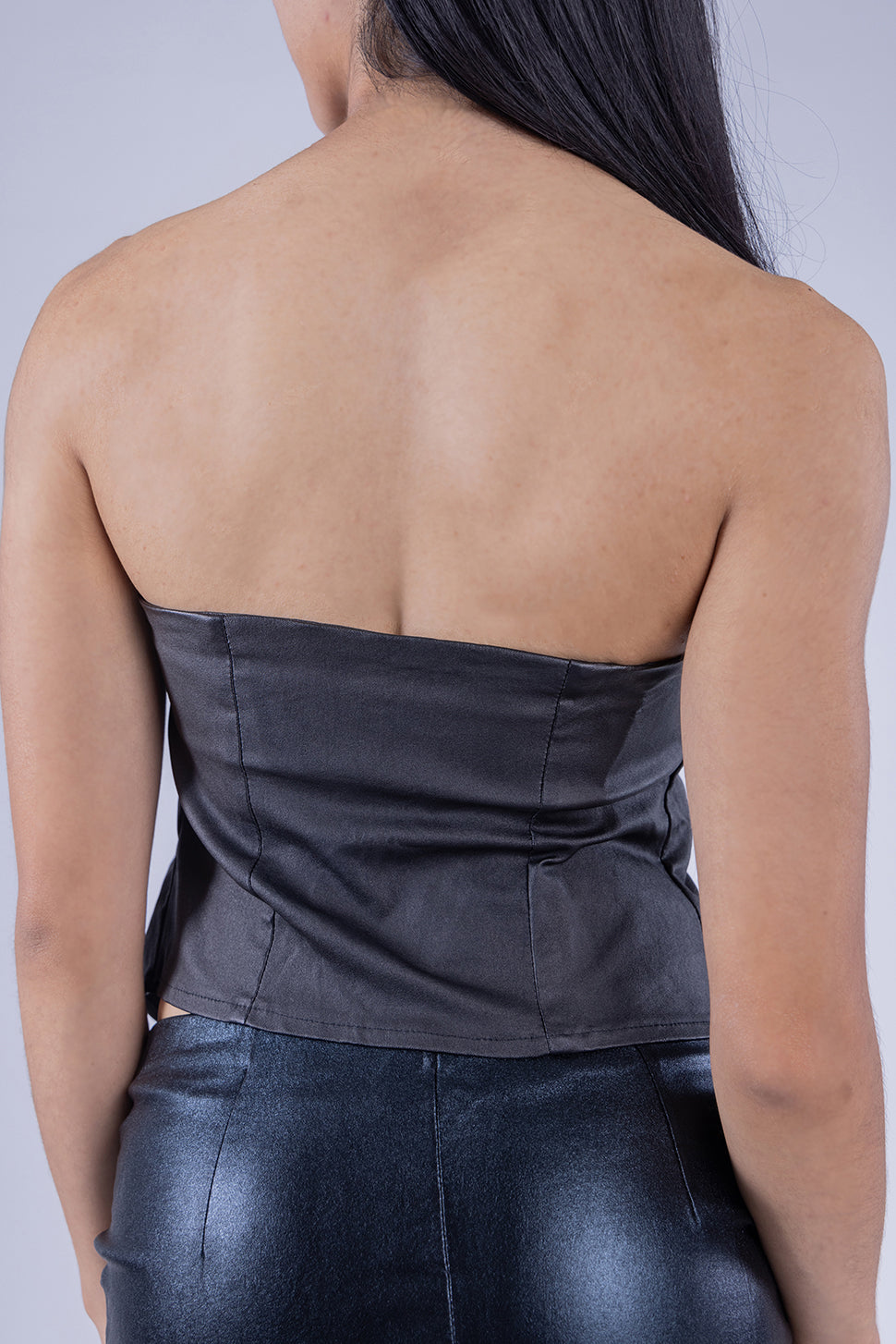 Blusa strapless de vinipiel