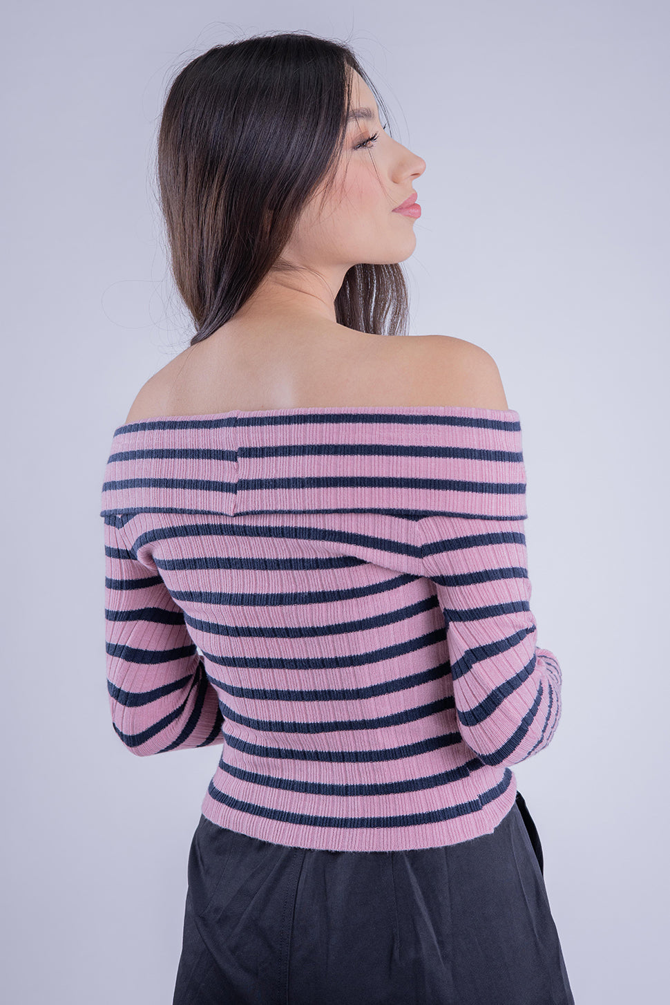 Blusa rayada con hombro descubierto