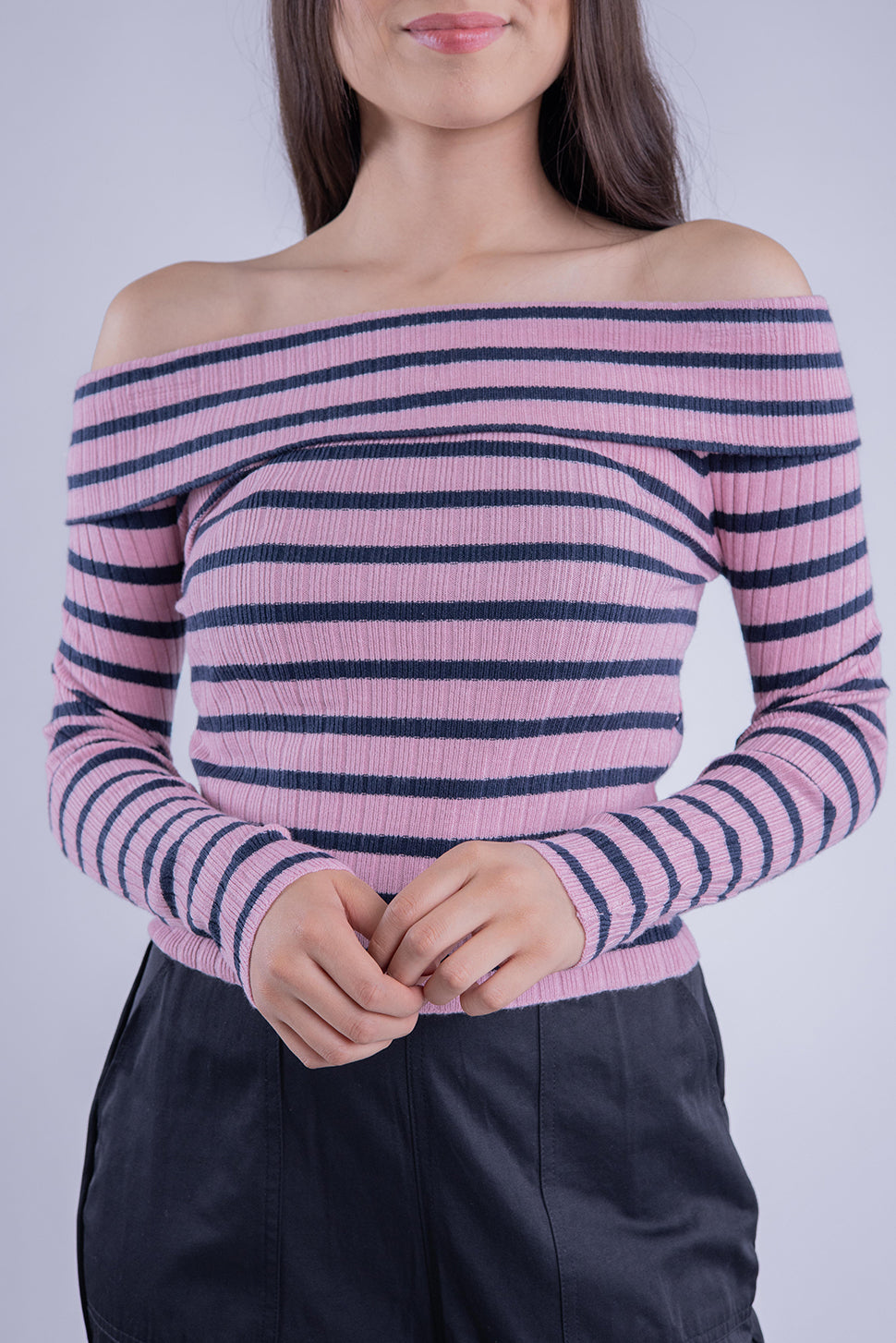 Blusa rayada con hombro descubierto