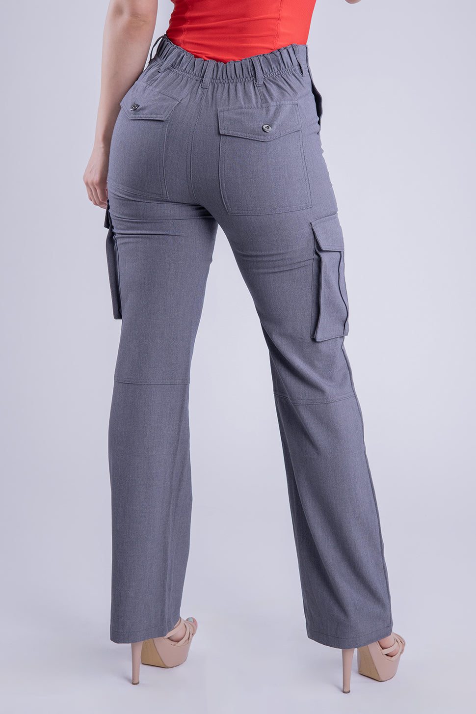 Pantalon gris con bolsas