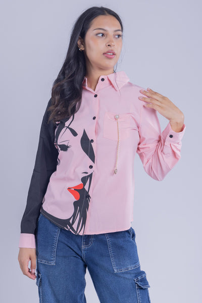 Blusa con estampado gráfico y collar