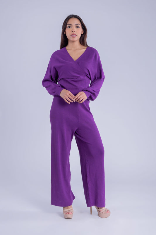 Conjunto cálido morado de blusa cruzada y pantalón recto