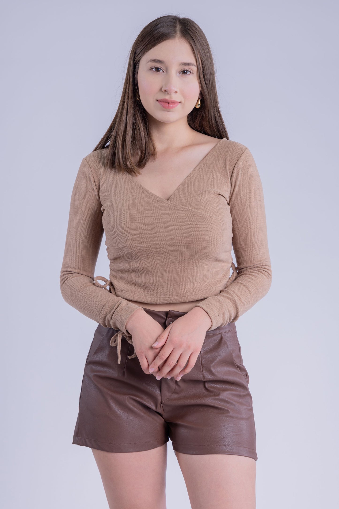 Crop top beige de cuello V con listones