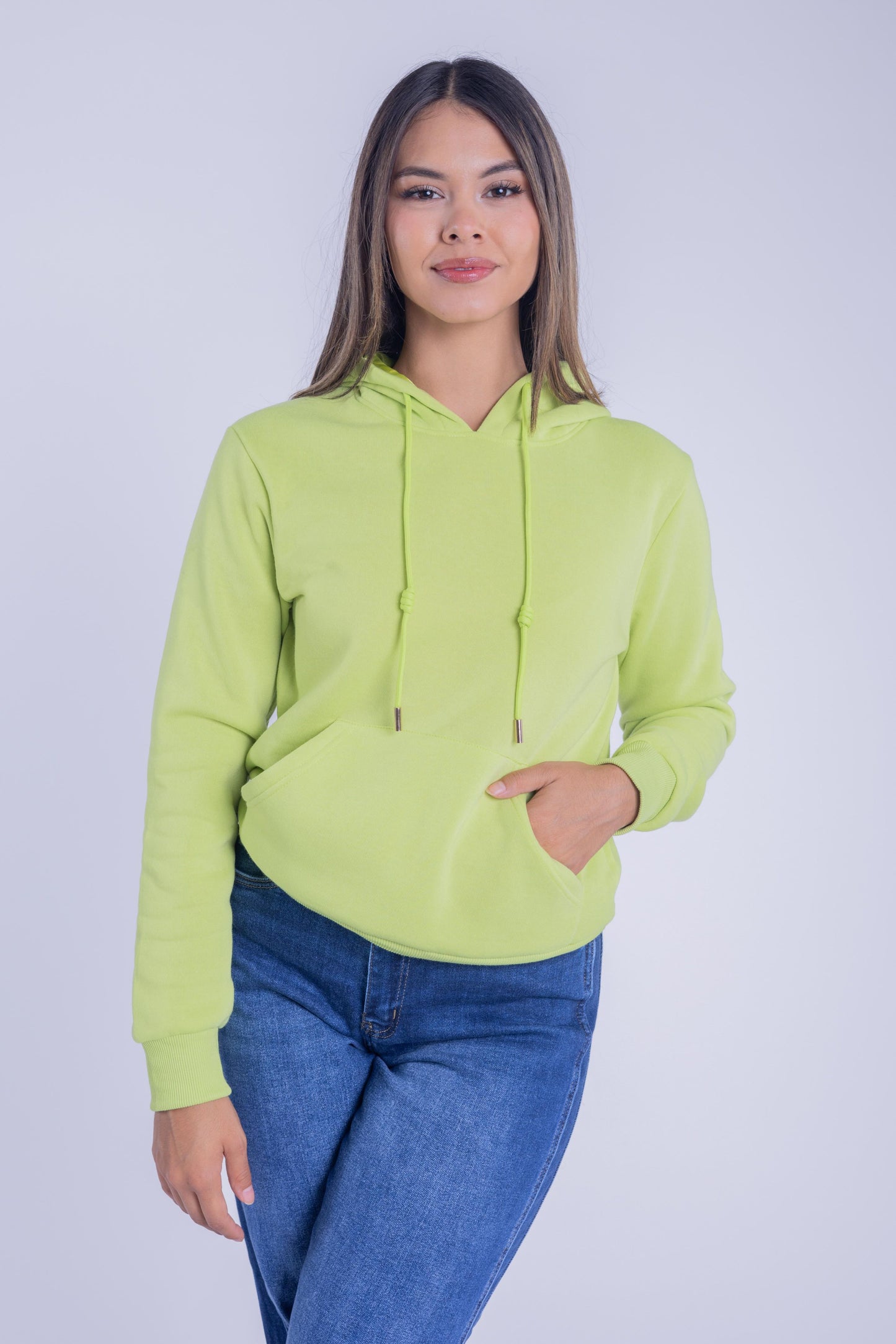 Sudadera verde con capucha y bolsillos