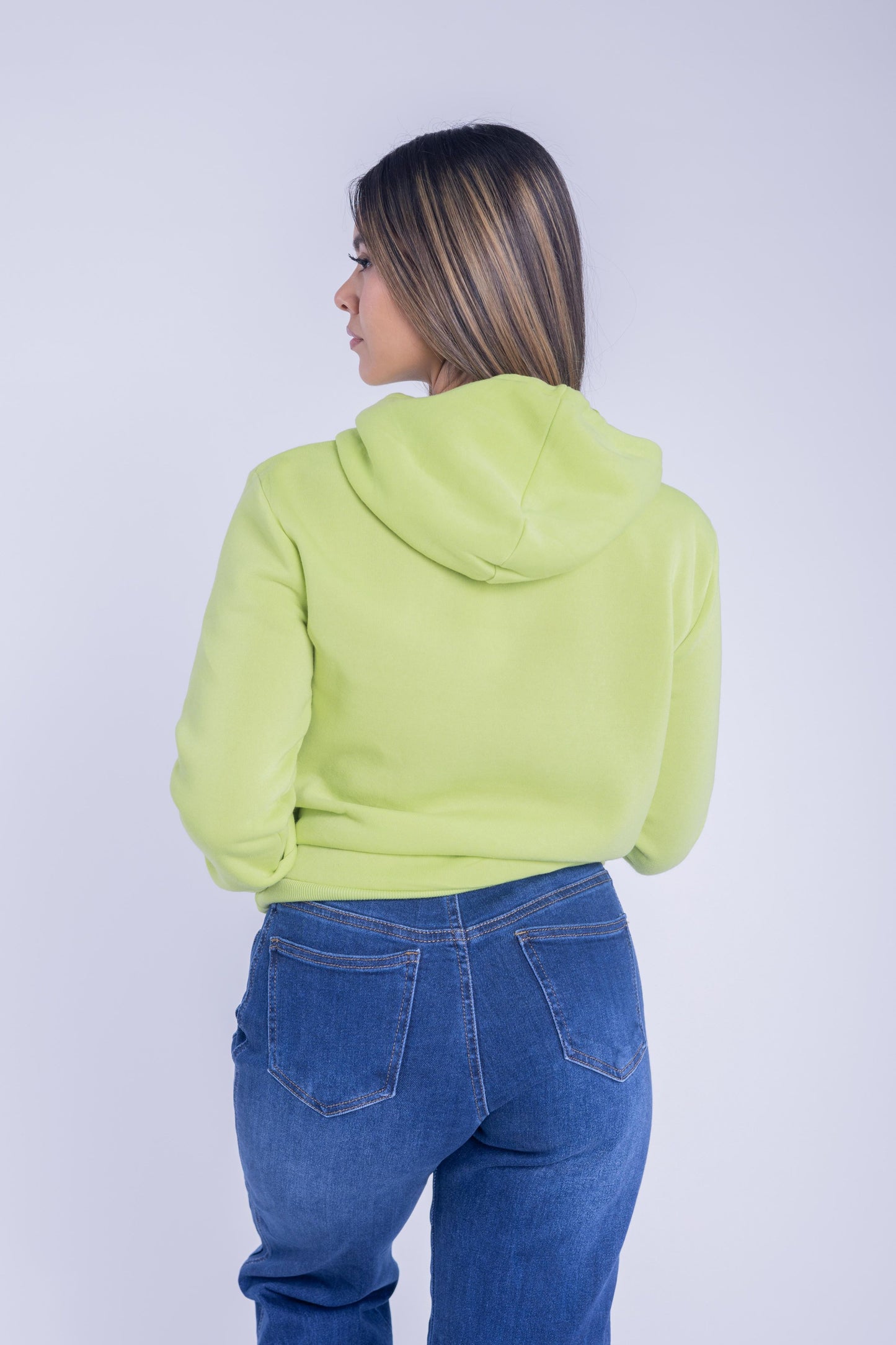 Sudadera verde con capucha y bolsillos