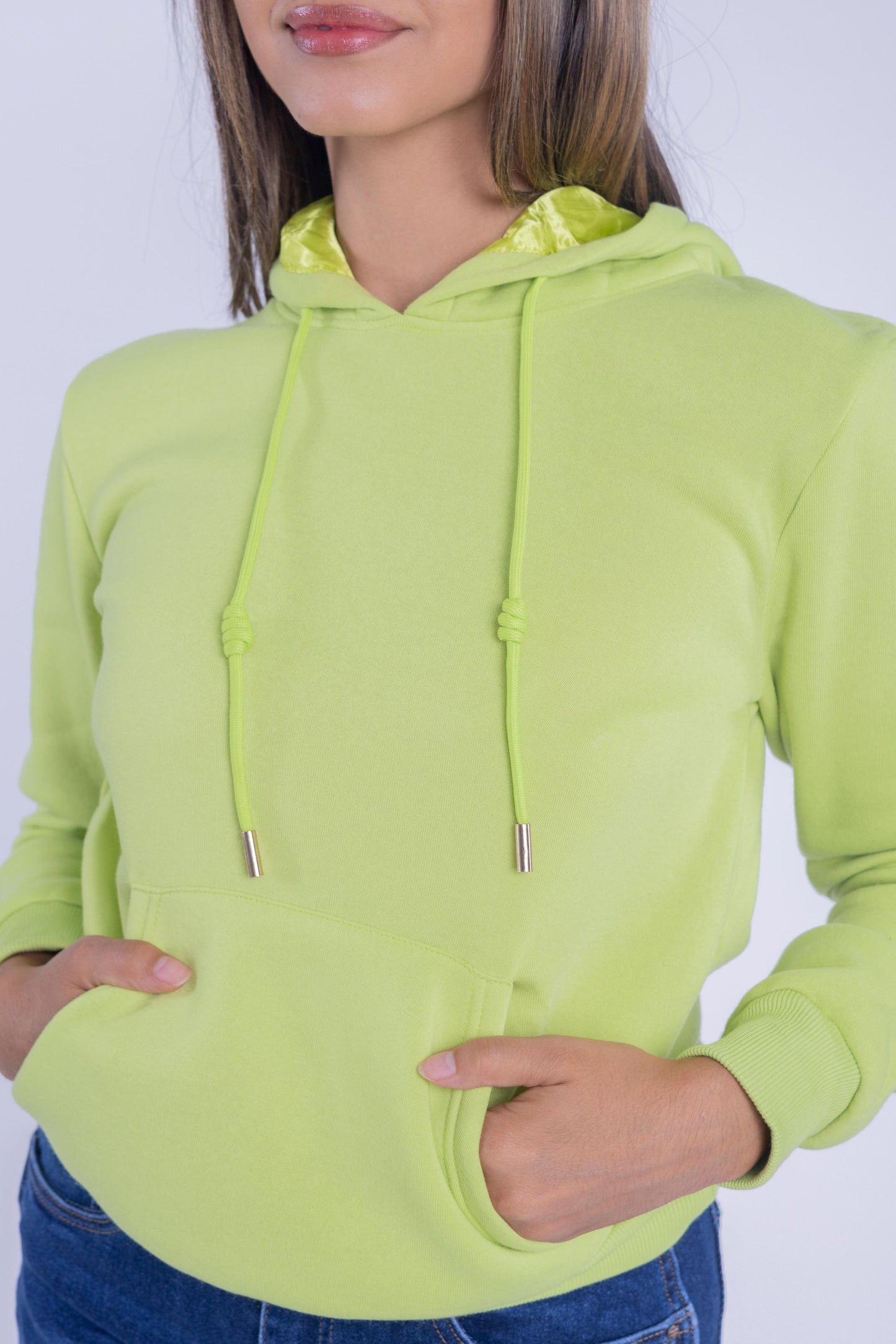 Sudadera verde con capucha y bolsillos