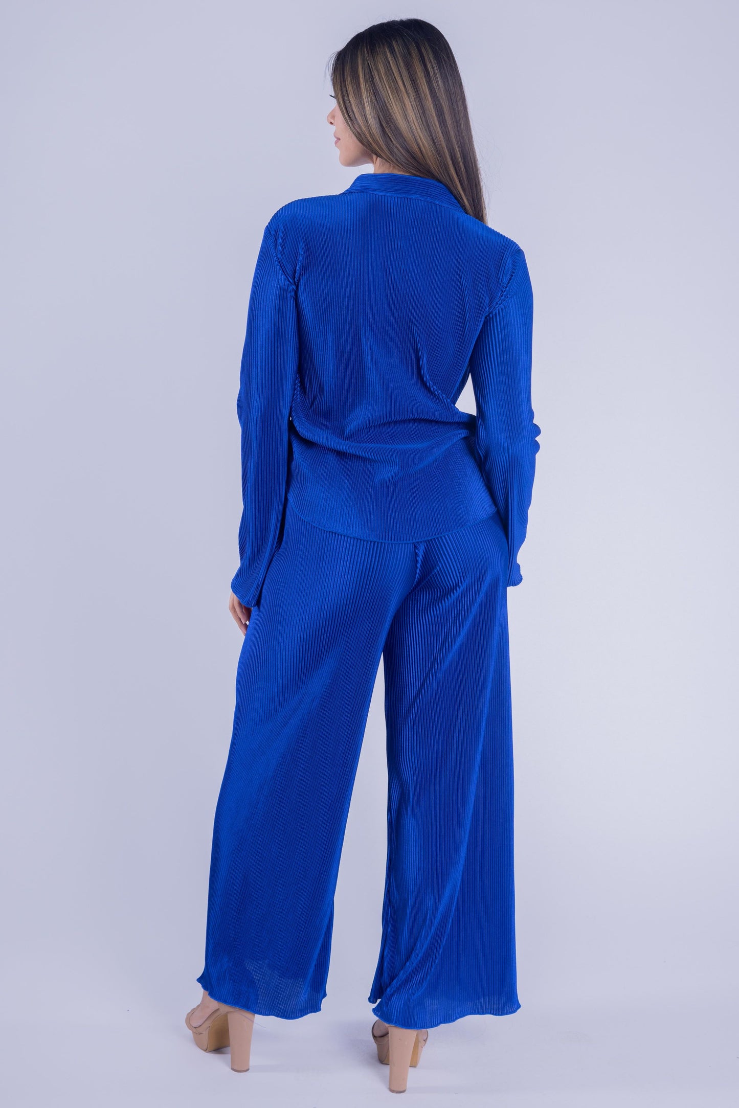 Conjunto azul satinado de blusa abotonada y pantalón recto