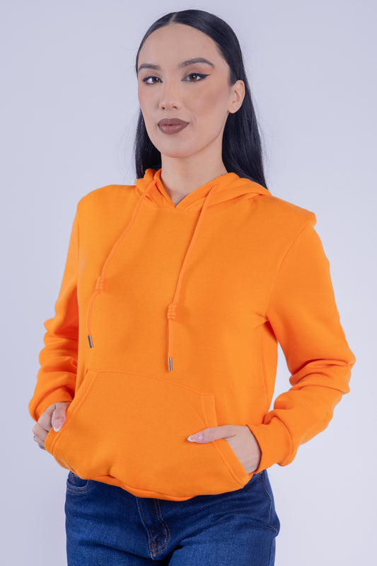 Sudadera naranja con capucha y bolsillos