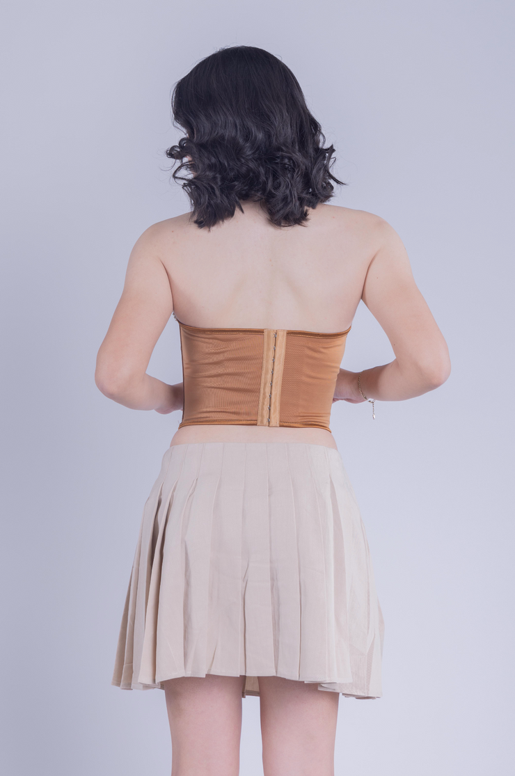 Strapless Top con pedrería y relieves